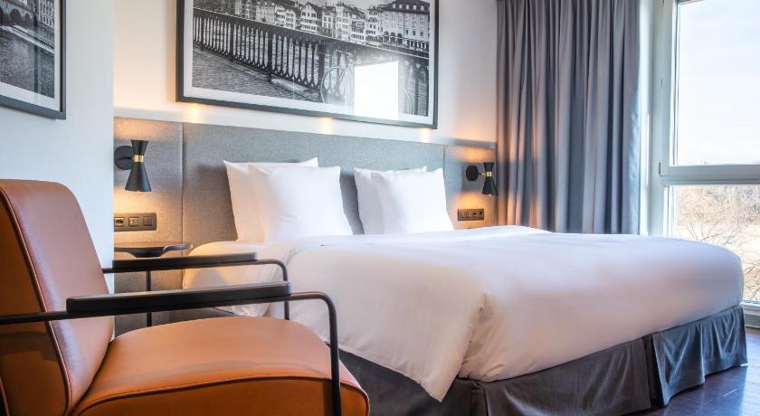 Image of Superior Room - Airport View 1