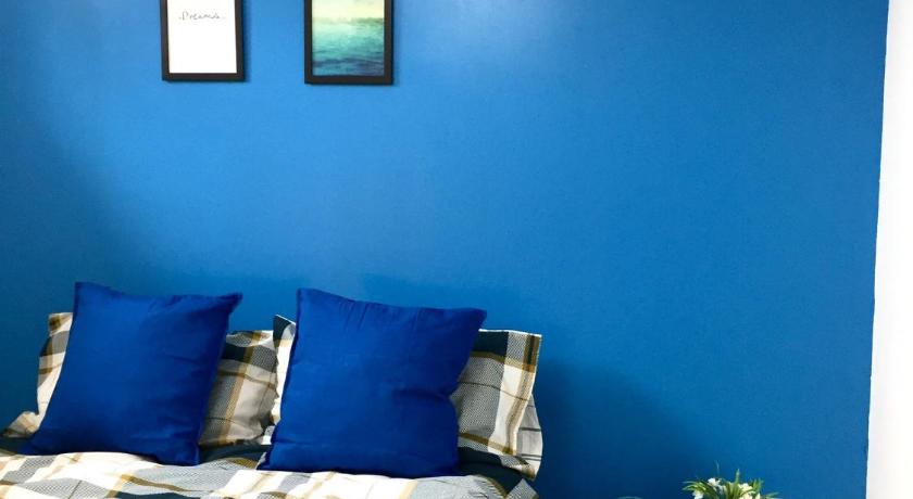 a bedroom with blue walls and a blue bed, Five Ways Serviced Apartment in Birmingham
