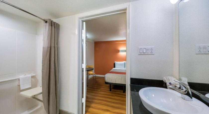 Motel 6-Dallas, TX - Farmers Branch