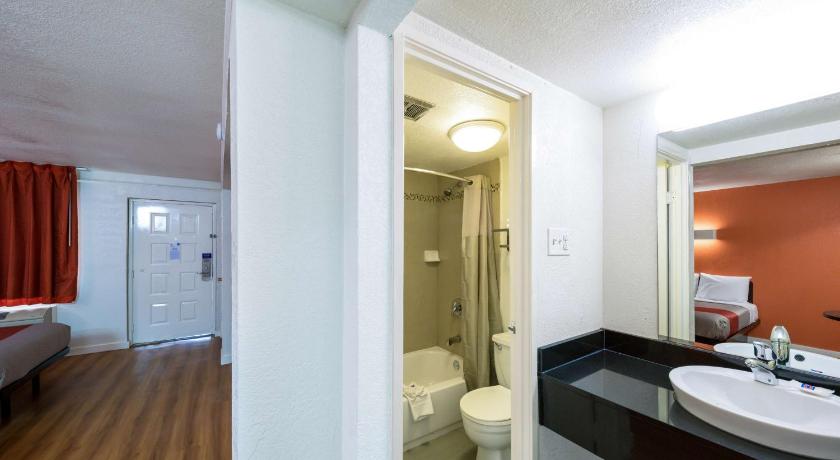 a bathroom with a toilet, sink, and shower, Motel 6-Dallas, TX - Farmers Branch in Dallas (TX)