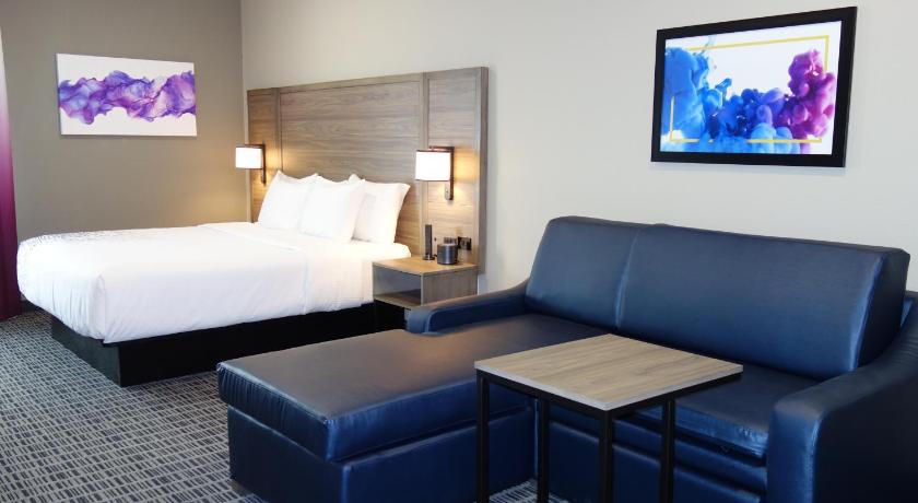 La Quinta Inn & Suites by Wyndham San Antonio Alamo City photo