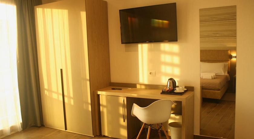 a living room with a table and a tv, International Hotel Dakar in Dakar