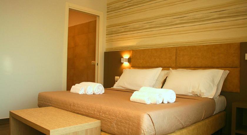 a hotel room with two beds and two lamps, International Hotel Dakar in Dakar