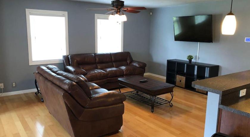 a living room filled with furniture and a tv, The Hard Rock house in Tampa (FL)