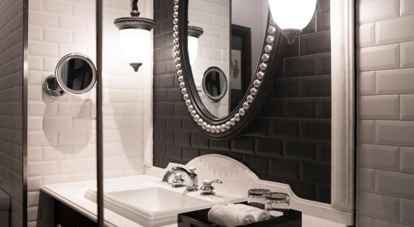 Image of Superior Room 1 King Bed 6