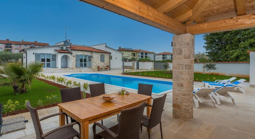 Villa Laura with Private Pool — Hotel in Zbandaj
