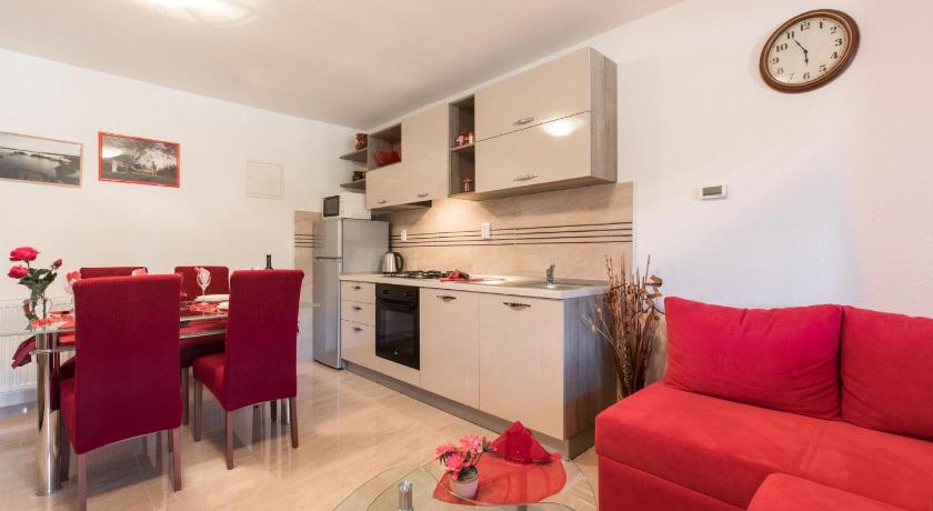 Apartment Doris, Nenadici