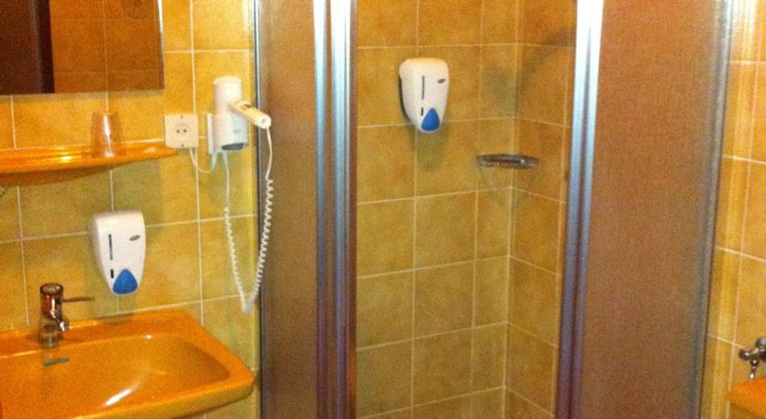 Grieskirchen Gasthof Maurer "Fruhstuckspension" 2-Star Hotel suite