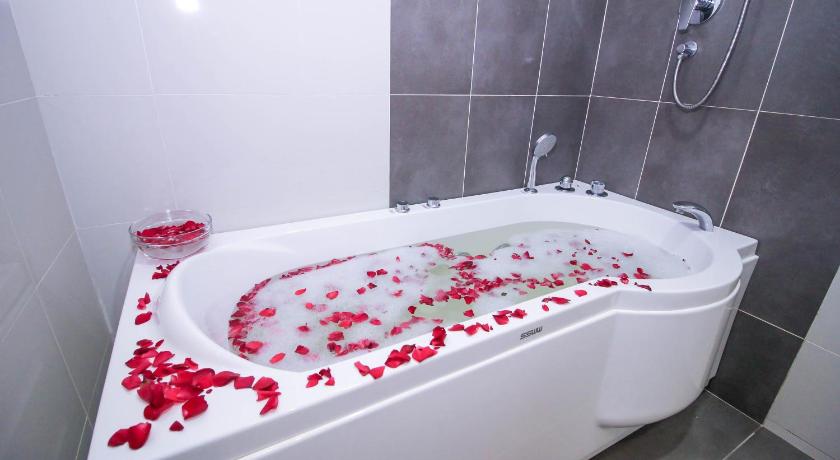 Image of Family Suite with Jacuzzi 9