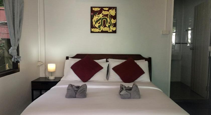 a hotel room with a bed and a lamp, Sunrise Villas Seaview in Ko Samet