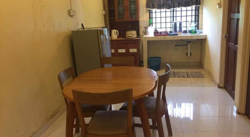 a dining room table and chairs in a room, Trisya Homestay in Kuala Terengganu