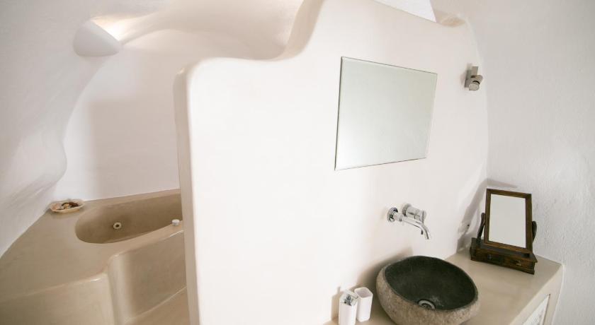 Menias Cave House photo