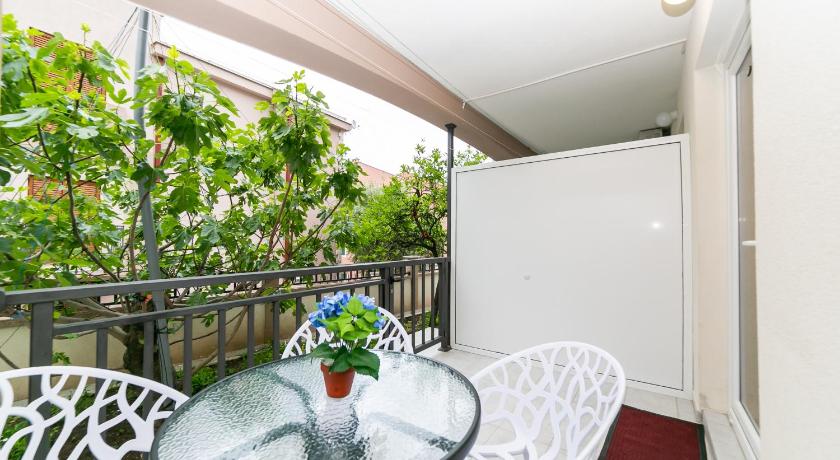 Milara Apartments photo