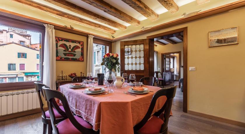 La Tana Cozy Apartment in Campo San Maurizio photo