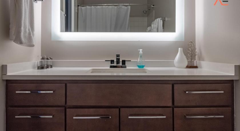 ENVITAE 3BR Downtown Luxurious Suite Views & Pool photo