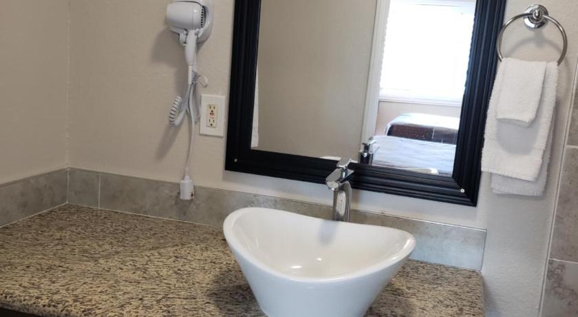 Classic Inn and Suites photo