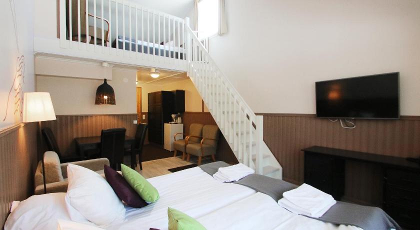 Image of Family Room with Sauna 0