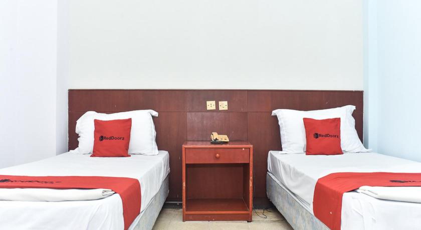 RedDoorz near Kampung Warna Warni.