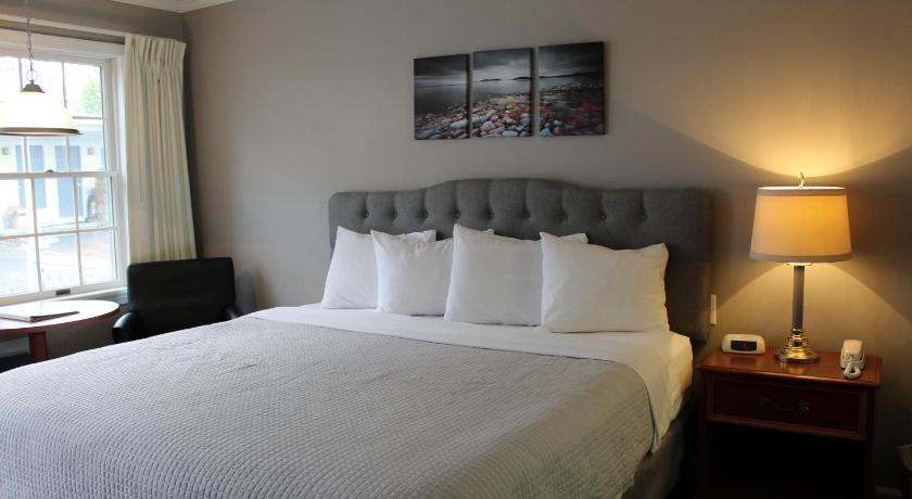 Admiral Motel photo