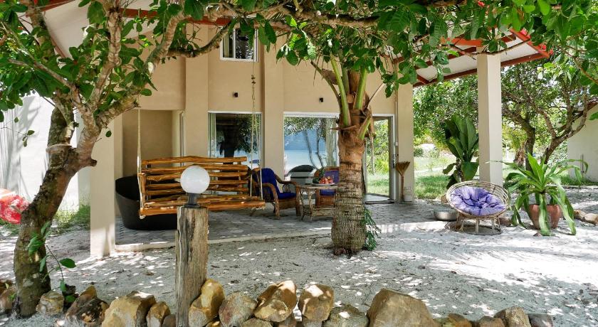 Image of Beach Front Superior Villa with Air Conditioning and Hot Water 11
