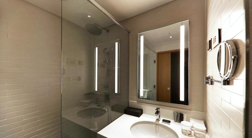 Image of Superior Room with 2 single beds, Partial Ocean view 4