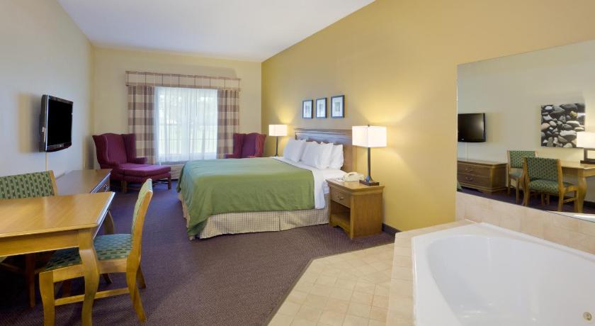 Country Inn & Suites by Radisson, Salina, KS