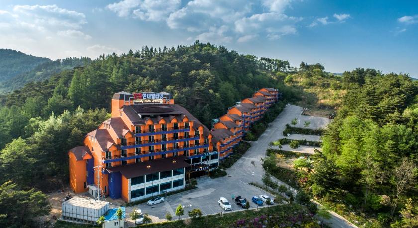 a large building with a large clock on it, Hyundai Elliot Hotel and Resort in Pyeongchang-gun