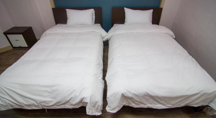 Image of Standard Twin Room with Mountain View 4