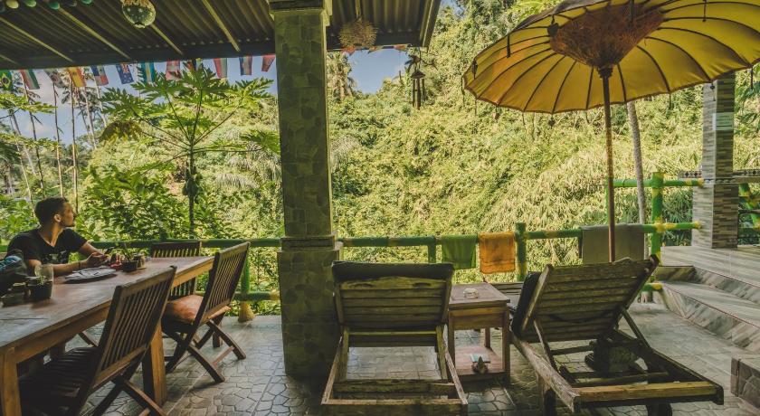 WW Backpackers photo