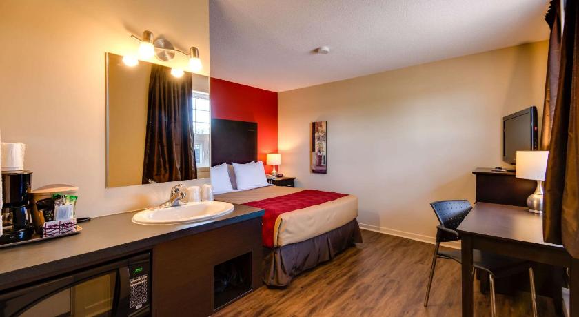 Econo Lodge Inn & Suites