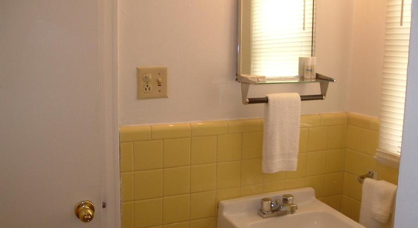 Image of Queen Room - Non-Smoking 2