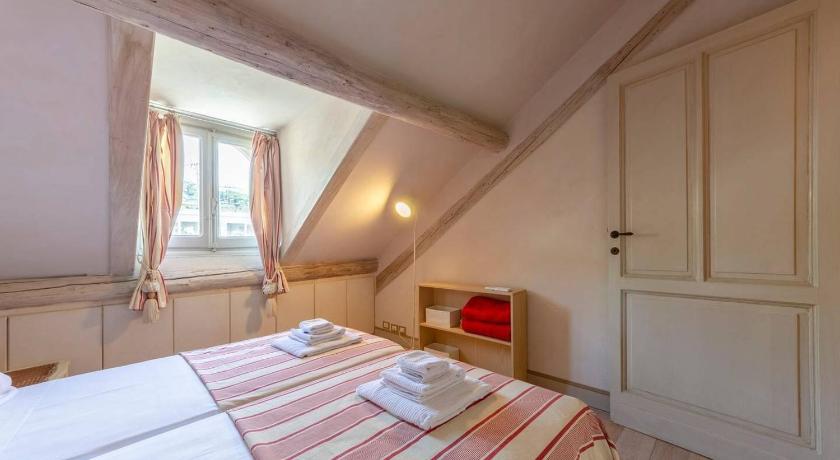 ALTIDO Warm Family-Friendly Apt for 6, near beach photo