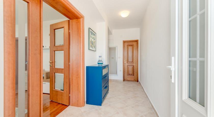 Apartmani Mirta Omis photo