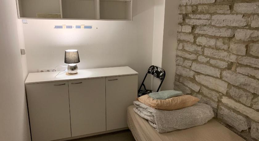 Image of Small Single Room without Window - Semi-Basement Floor 2