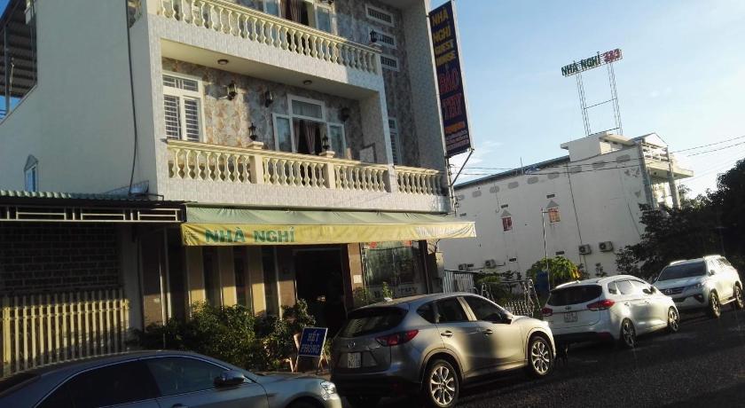 a car is parked in front of a building, Bao Thy Hotel in An Phu (An Giang)