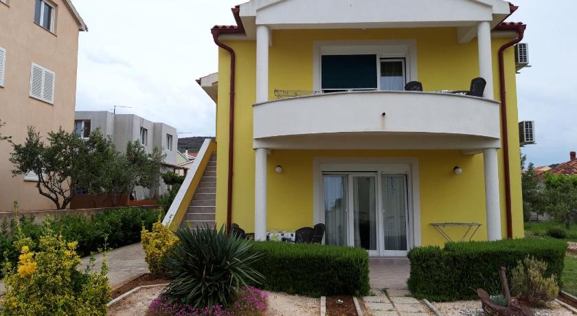 Apartments Laura i Angelina — Hotel in Tribunj