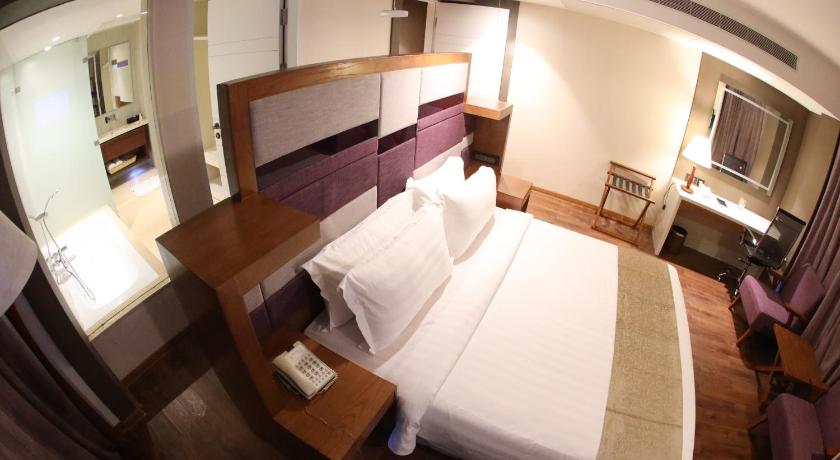 Image of Queen Suite 8