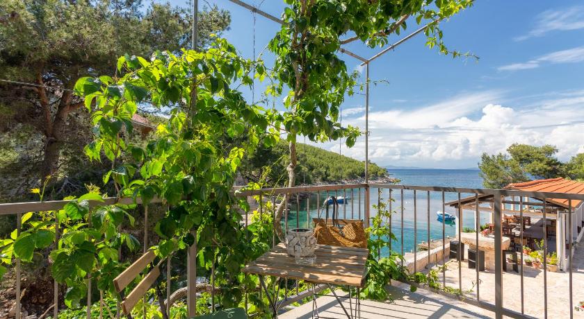 Golden Bay Hvar photo