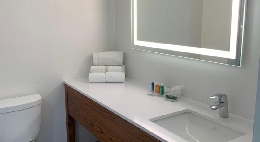 Image of Corner Suite with one king bed 6