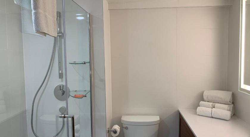 Image of Corner Suite with one king bed 8