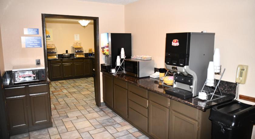 Days Inn & Suites by Wyndham Kaukauna WI