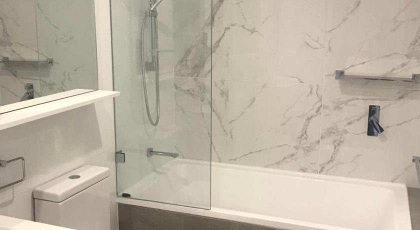 Elegant Design 2 Bed 2 Bath Apartment In Liverpool photo