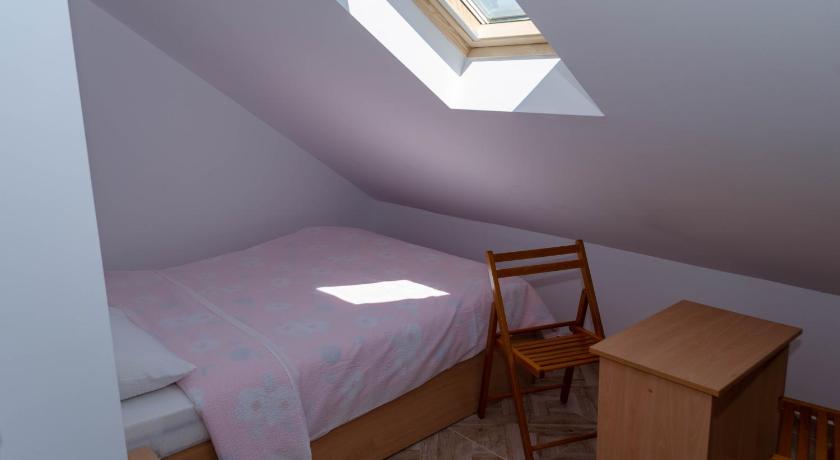 Mansarda mica cu baie proprie — Hotel in Cluj- Napoca