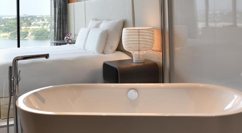 Image of Premium Junior King Suite with Lagoon View 2