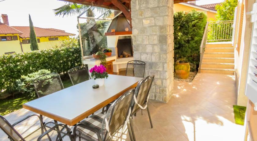 Apartment Palmic One Bedroom Apartment With Sea View