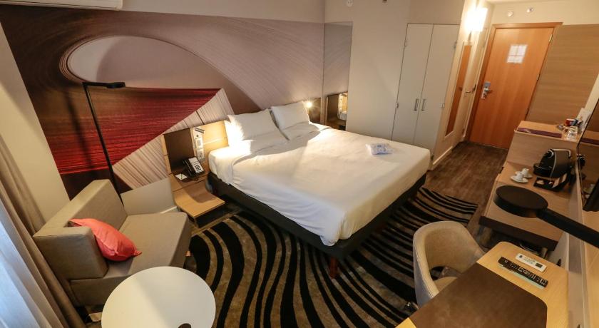Image of Executive Queen Bed 3