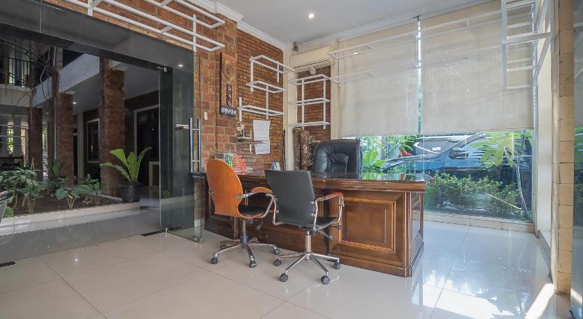 RedDoorz Plus near Cambridge City Square 2 Medan - image 10
