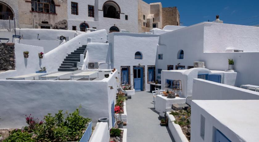Labyrinth Traditional Houses — Hotel in Santorini