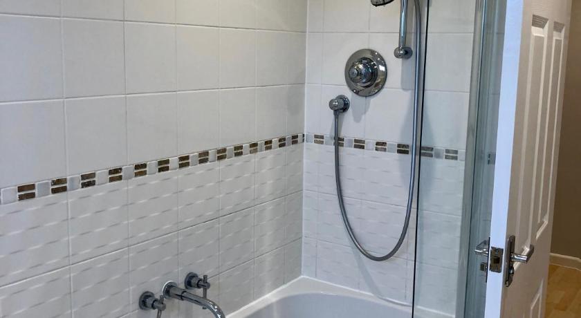 AB - Top floor 2 bed modern town centre apartment with parking for one vehicle photo