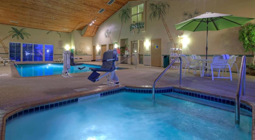 Country Inn & Suites by Radisson, Waterloo, IA photo
